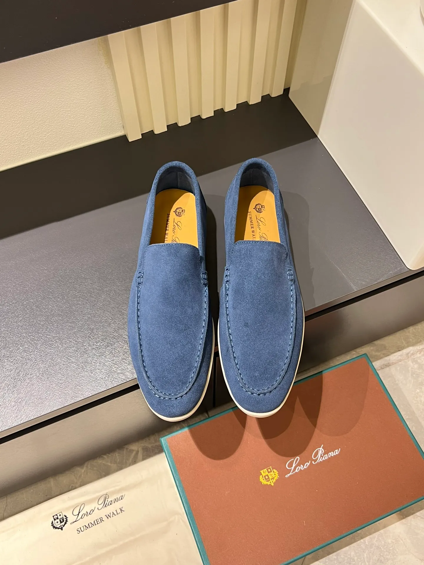 Men's shoes 💰p360 "Loro men's shoes 💰pian'*" Classic L men's shoes for couples 💰p Top version British flat loafers, a must-have item in old money style, the minimalist design is eye-catching and durable, a plus point for dressing The soft foot feel and texture are outstanding. They don’t scratch your feet and are very nice. They are matched with soft and waxy soles. They can be worn daily for a long time without getting tired. They are easy to wear, versatile and classic items, with perfect foot feel and texture! Imported cashmere fabric, the lining is made of imported A-grade water-dyed cow lining, the top version of the genuine leather midsole is sewn with pure handmade mark thread! Size: Female 35-40 (34. Customized) Male 38-44 (45.46. Customized)